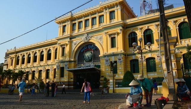 Phong cách thuộc địa Colonial ở Việt Nam có thể bắt gặp tiêu biểu ở Buuw điện Thành phố Hồ Chí Minh