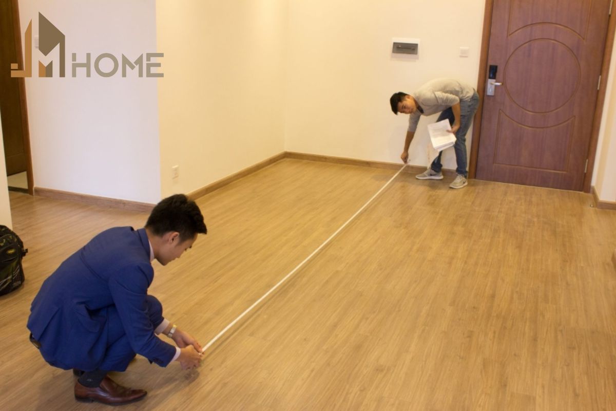 Dùng thước để đo lại diện tích của căn hộ có đúng với trên hợp đồng đã ghi